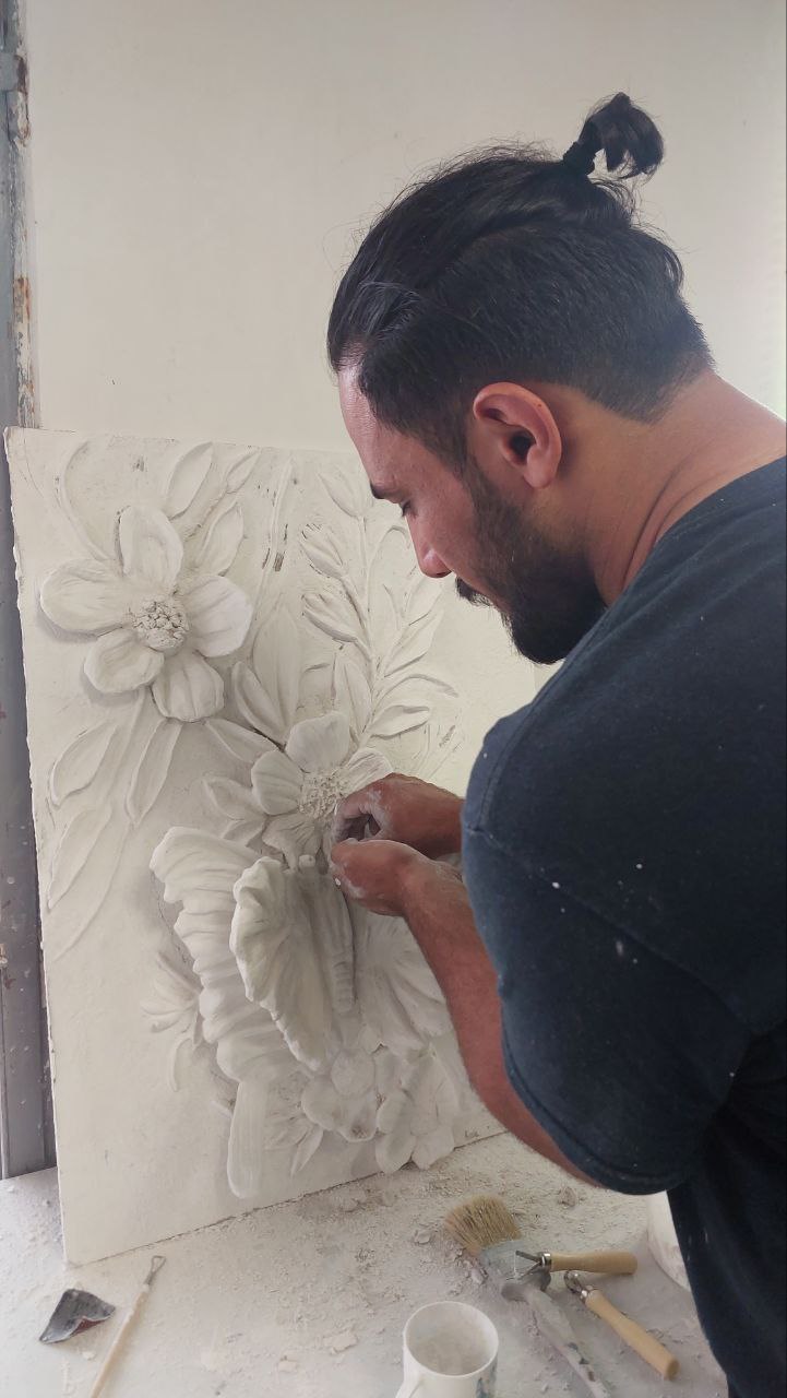 دوره آموزش گچ کاری در کرج در آکادمی برای تمامی سطوح، از مبتدی تا حرفه‌ای و برای همه سنین  مناسب بوده و به علاقه‌مندان فرصتی برای ارتقاء توانایی‌های هنری و شغلی خود ارائه می‌دهد. همچنین، پس از پایان دوره آموزش گچ کاری در کرج، به شرکت‌کنندگان مدرک معتبر اعطا خواهد شد که می‌تواند به آن‌ها در گچ کاری ساختمان و گچبری ساختمان کمک شایانی کند.